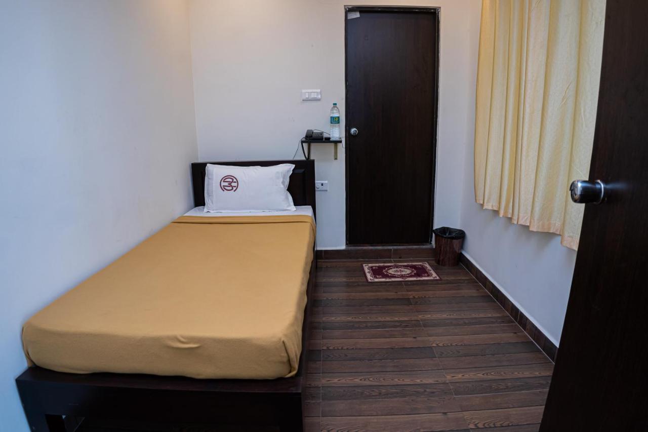 Hotel Mookambika Comforts ティルパティ エクステリア 写真