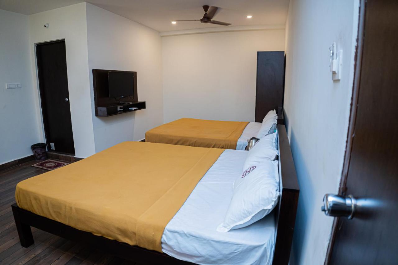 Hotel Mookambika Comforts ティルパティ エクステリア 写真